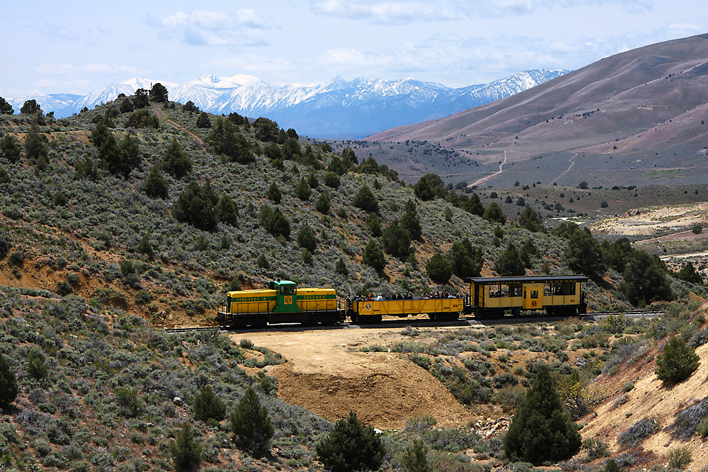 Výletní vláček s kulisou hřebenu Sierra Nevada